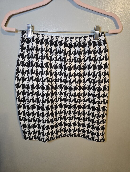 Dresses & Skirts - Black & White Houndstooth Pencil Skirt